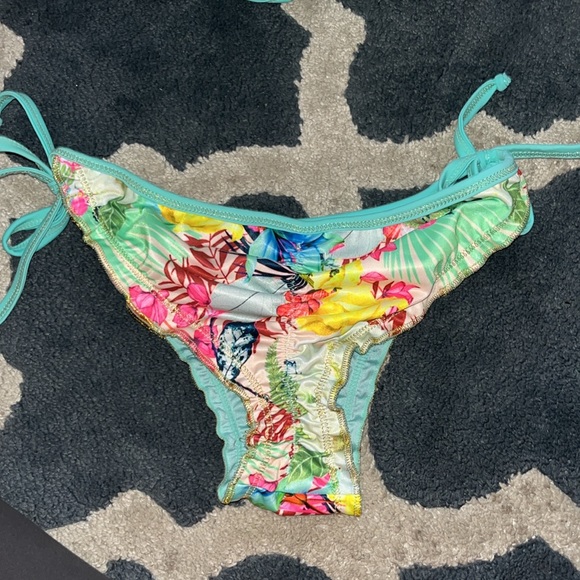 Bikini Set - Picture 2 of 4